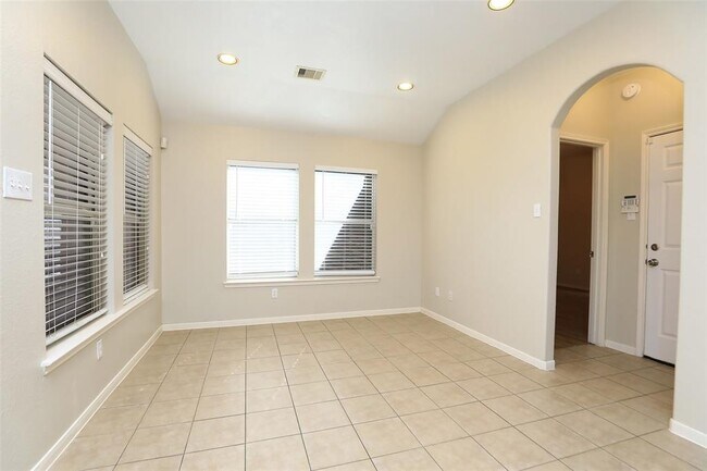 Building Photo - 8231 Gran Villa Dr