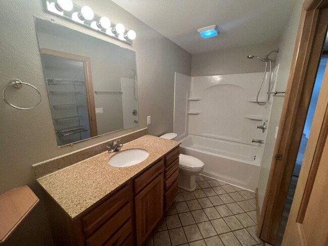 Building Photo - 4 BEDROOM | 2 BATH | DOUBLE CAR GARAGE | RAPID VALLEY