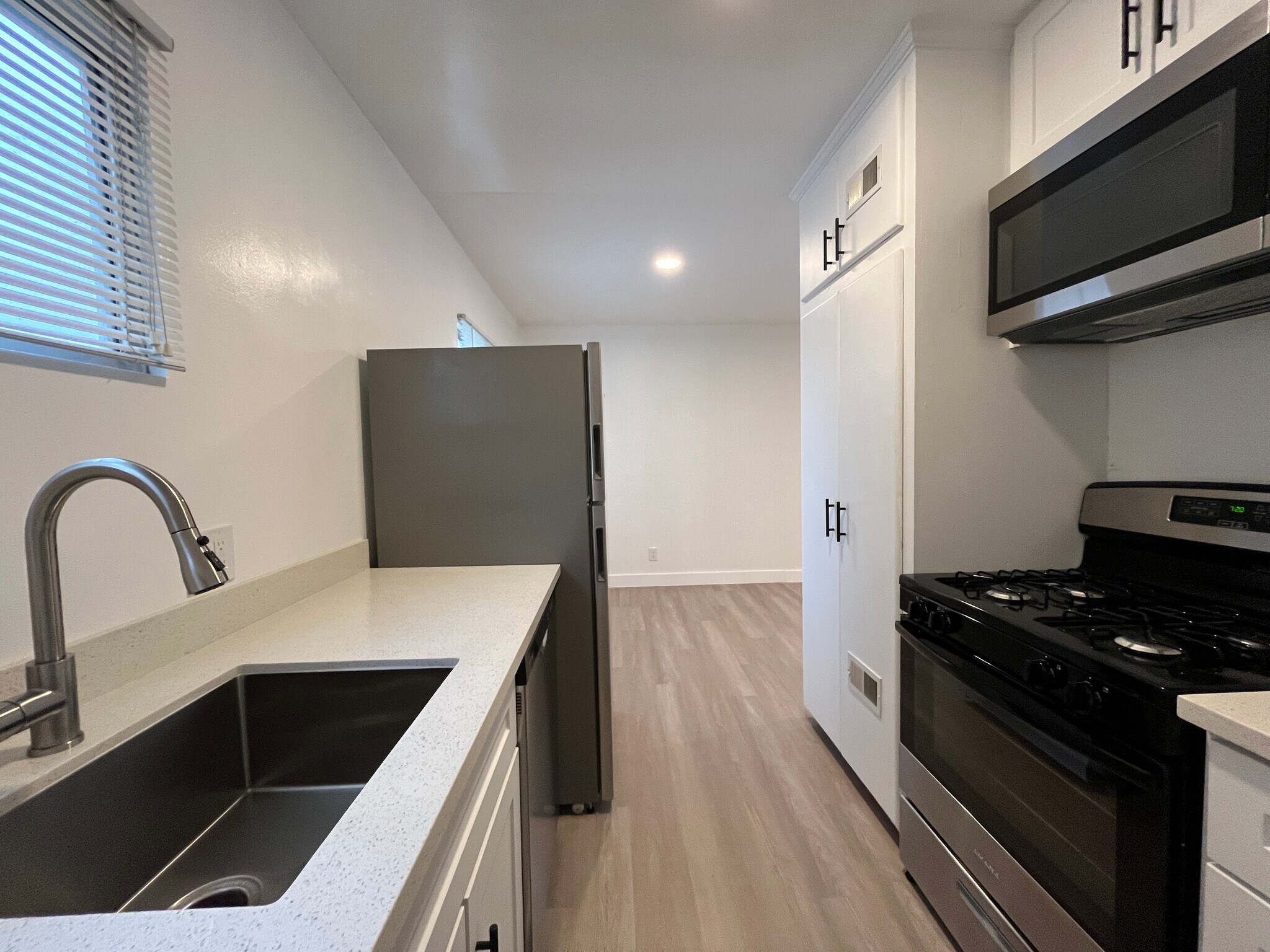 Building Photo - 3633 Kelton Ave