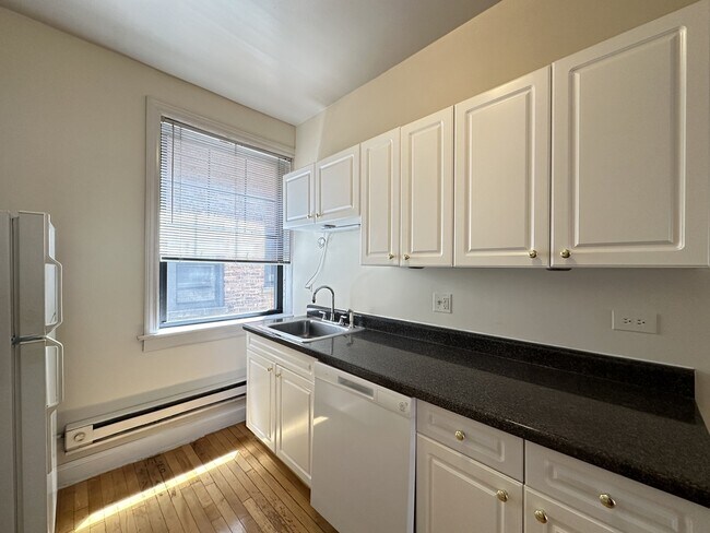 Building Photo - 1312 Oak Ave