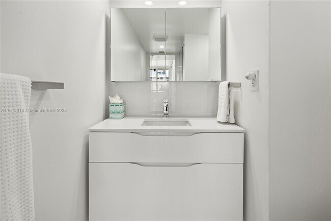 Building Photo - 2555 Collins Ave