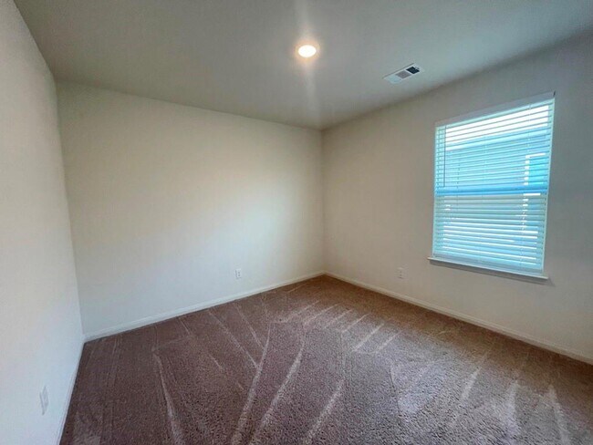 Building Photo - 305 Cres Park Dr