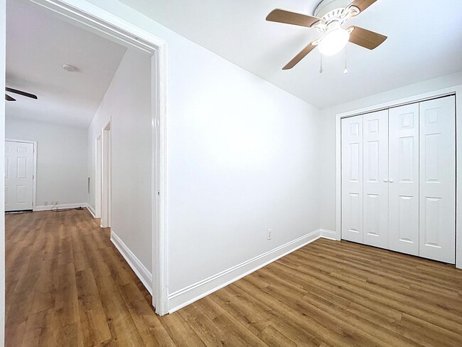 Building Photo - 1/1 in Central Lakeland with a great side ...