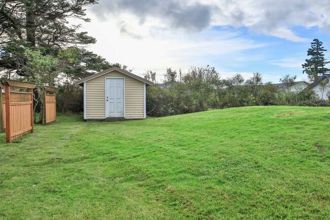 Building Photo - Lovely Home Located Off West Beach with View!