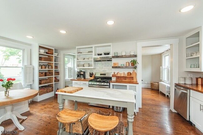 Building Photo - Single Family Home For Rent