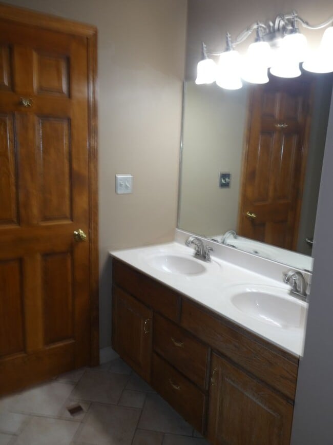 Building Photo - Beautiful home off Chapel Hill Rd