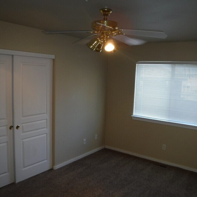 Building Photo - 2 Bed/2.5 Bath Unit Convenient to Old Mill...