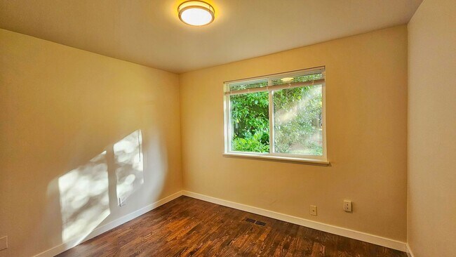 Building Photo - Beautifully Remodeled 3 Bed 2 Bath Rambler in Eastgate, Bellevue