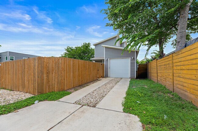 Building Photo - 7600 Carver Ave
