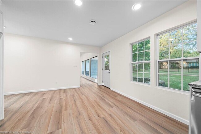 Building Photo - 4 bedroom Single Family home in Fianna Hils