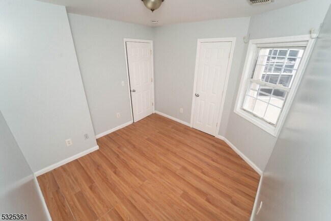 Building Photo - 331 Straight St