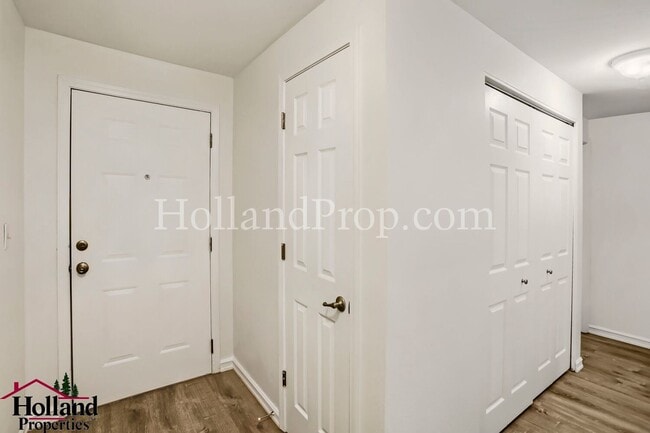 Building Photo - Beautiful 2-Bedroom Condo with a Garage!