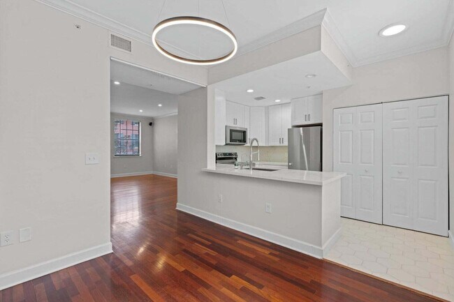 Building Photo - 652 Fern St