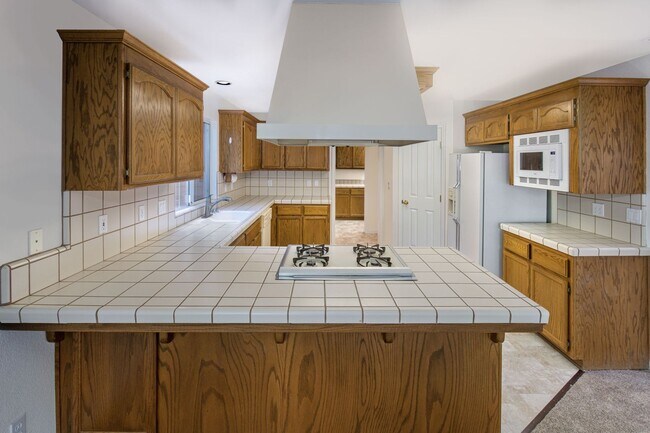 Building Photo - Spacious 3 Bedroom 2 Bathroom Home in Conv...