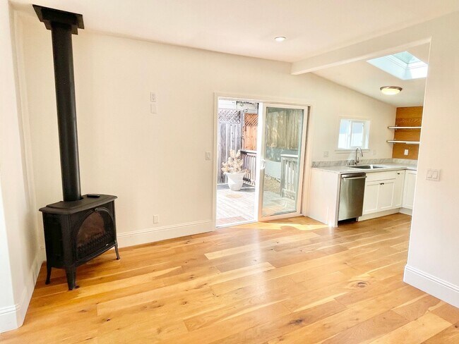 Building Photo - Remodeled Off Street Cottage 2BR/1BA Priva...