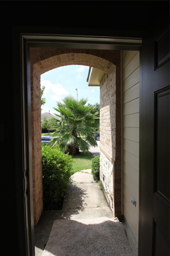 Building Photo - 25311 Saddlebrook Ranch Dr