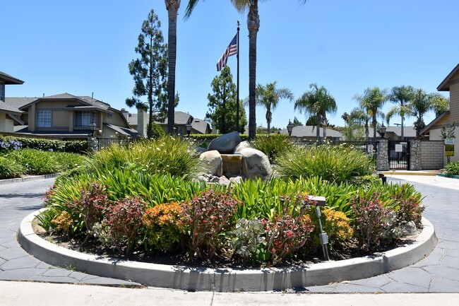 Building Photo - 3 Bedroom 2.5 Bath Hampton Court Condo Nea...
