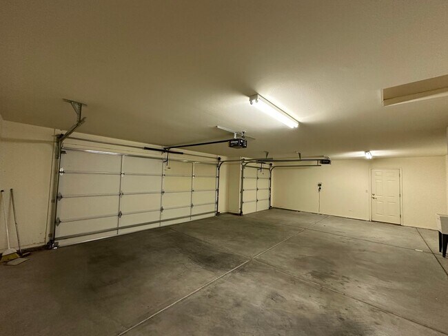 Building Photo - Beautiful 3 Bed / 2 Bath Home Backing to Cerbat Cliffs Golf Course!