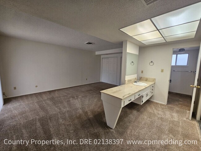 Building Photo - Spacious 3-Bedroom 2-Bathroom Home in Mary Lake Subdivision Available Now!