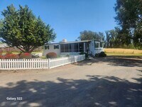 Building Photo - Bright and Cheery, well maintained 2 bedro...