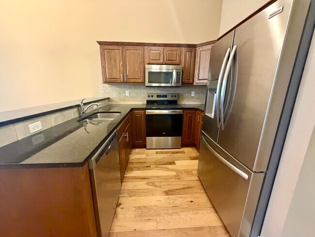 Building Photo - 4 bedroom TOWNHOUSE in North Lincoln