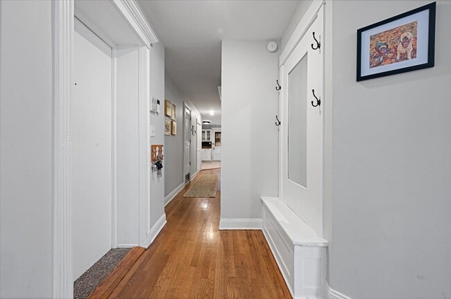 Building Photo - 1023 W Dakin St