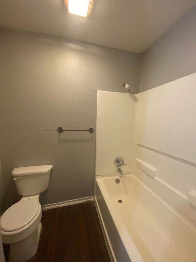 Building Photo - Spacious 2-Bedroom Near North Star