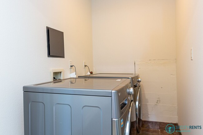 Building Photo - Sherwood Forest: Single Family Home w/ 2 C...