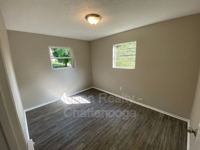 Building Photo - 832 Sylvan Dr