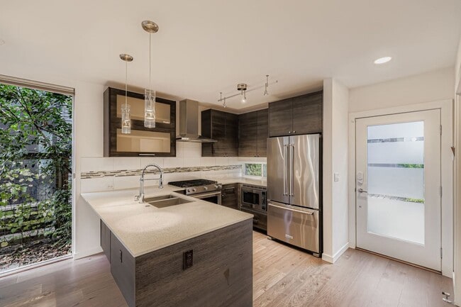 Building Photo - Bright 3bed/2.5bath Townhome in Judkins Park Neighborhood!