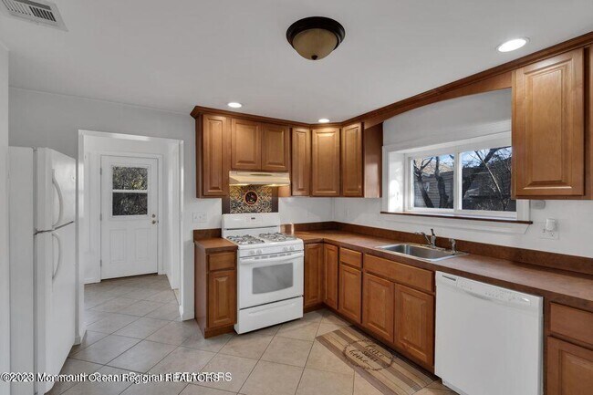 Building Photo - 1708 Lake Dr
