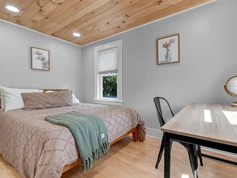 Building Photo - 10 W Elm St