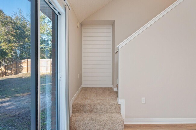 Building Photo - 546 Tikell Dr
