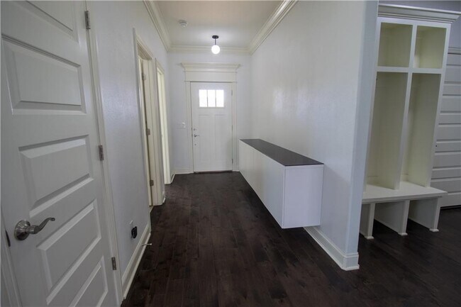 Building Photo - 4200 SW Hollyhock St
