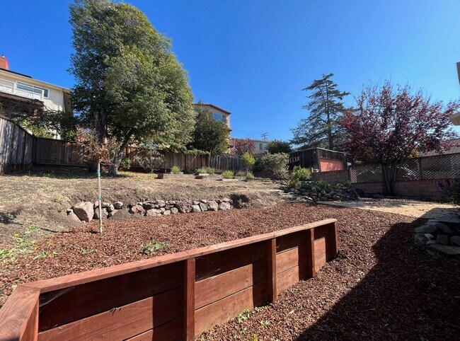 Building Photo - 5685 Jordan Ave