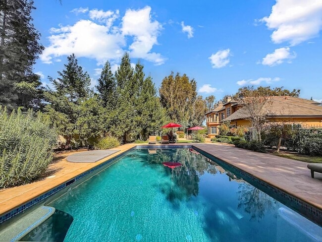 Building Photo - 1526 Hillview Dr