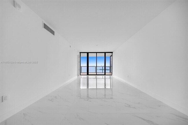 Building Photo - 700 NE 24th St