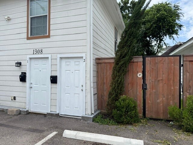 Building Photo - 1308 Genova St