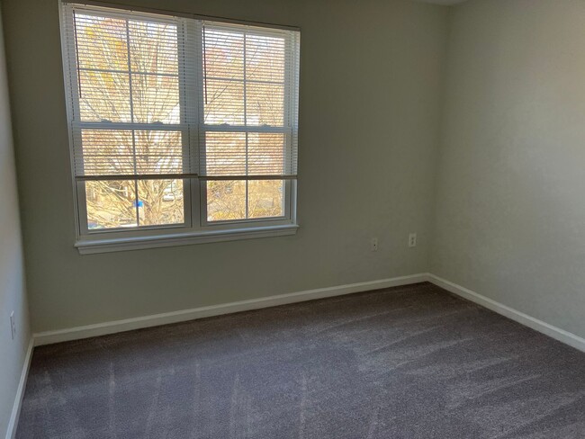 Building Photo - Renovated Townhome with Garage