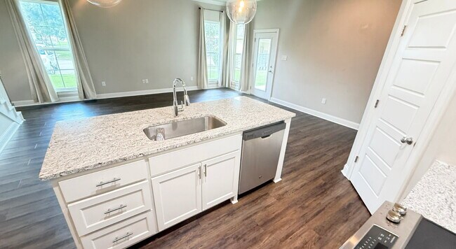 Building Photo - "Charming 3-Bed Townhouse Retreat with 2.5...