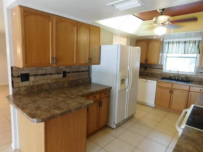 Building Photo - 902 Plum Tree Ln