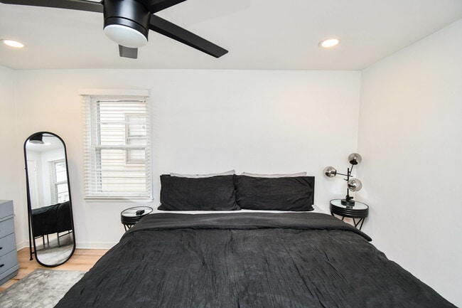 Building Photo - 2012 W 22nd St