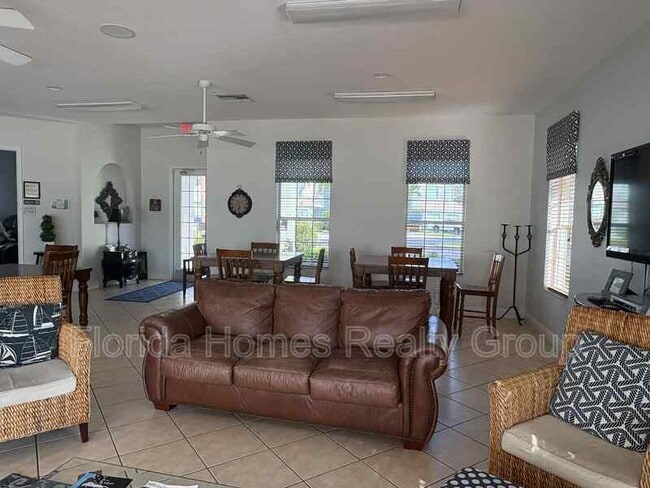 Building Photo - 3629 Pine Oak Cir