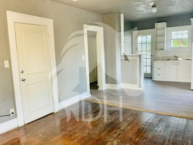 Building Photo - 211 S 7th St