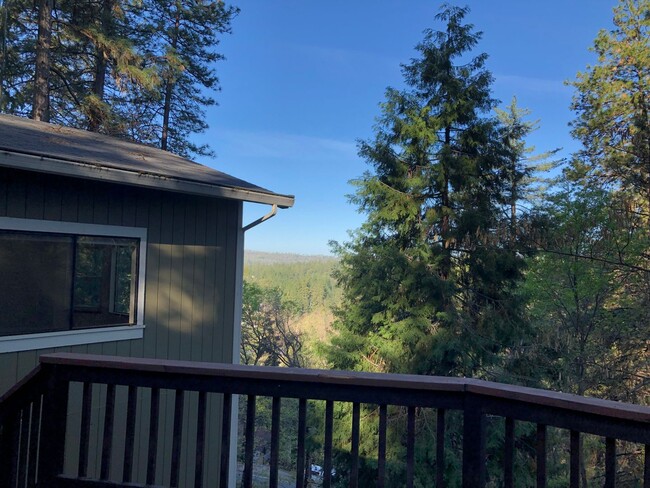 Building Photo - Gorgeous Alta Sierra Views with extra room.