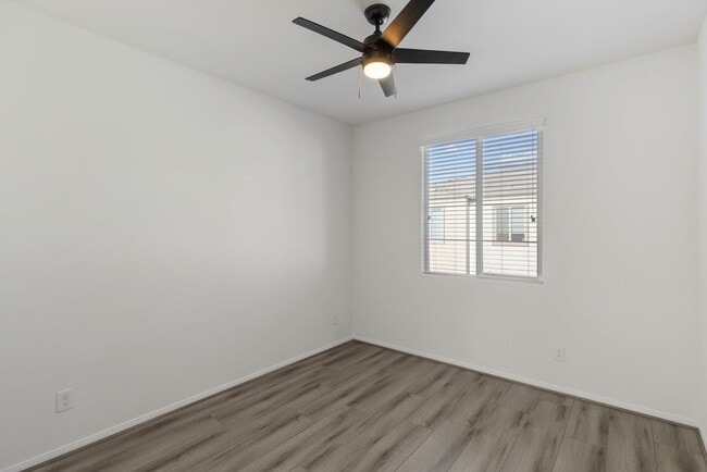 Building Photo - LIKE NEW 3 BEDROOM TOWNHOME