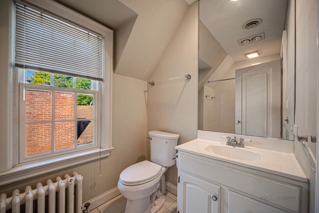 Building Photo - 662 Greenview Pl