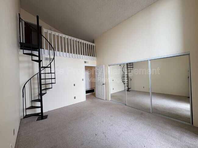 Building Photo - 9817 E Peakview Ave