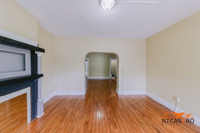 Building Photo - 136 E 11th Ave
