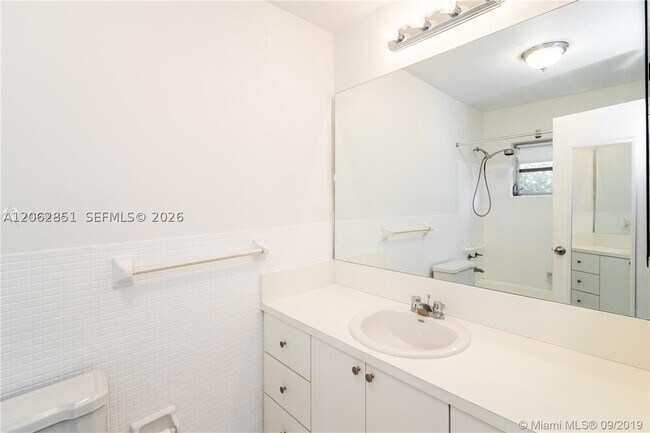 Building Photo - 1500 NE 127th St